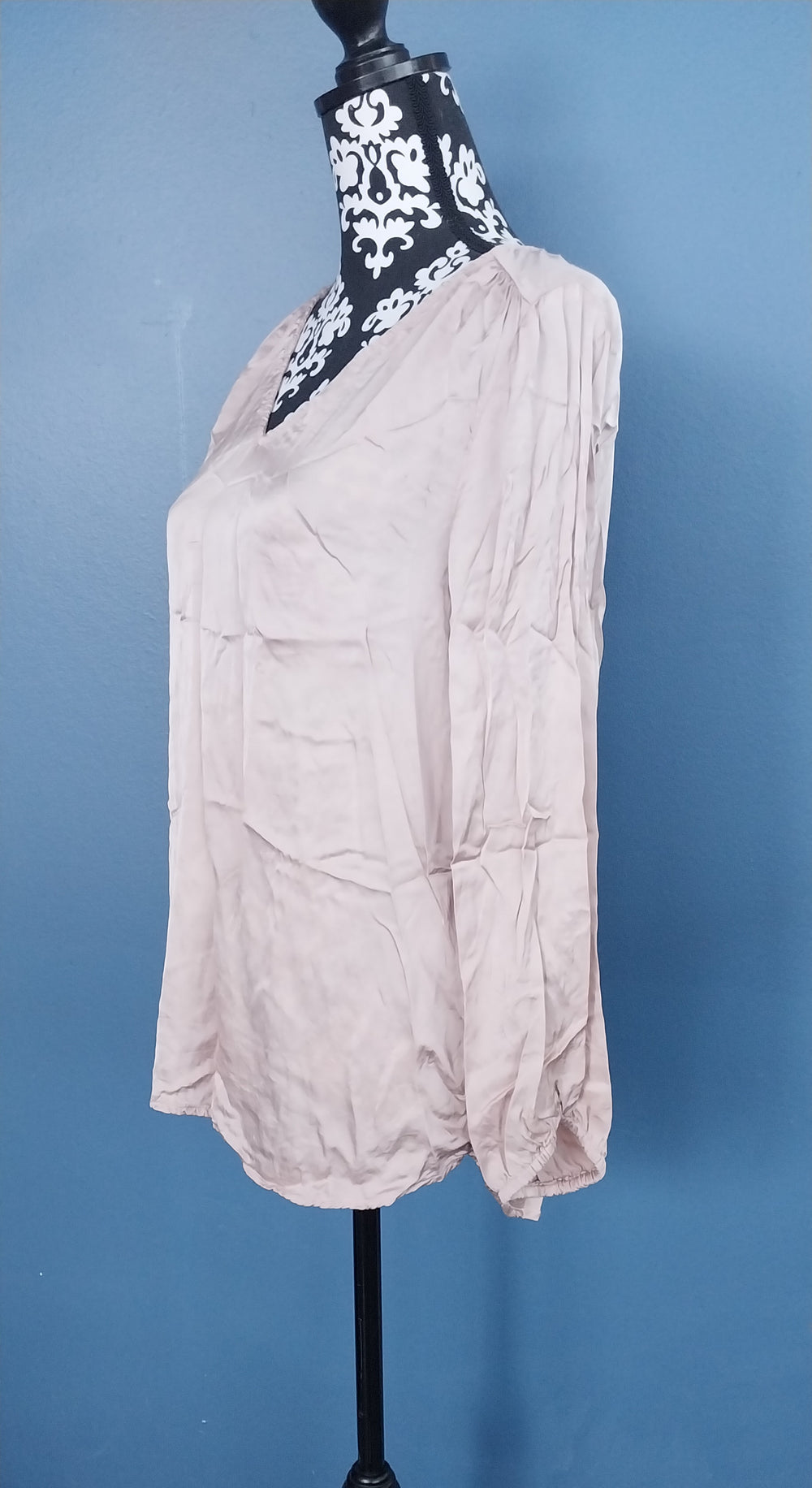 Velvet by Graham&Spencer Satin Viscose Long Sleeve Top size M Blush