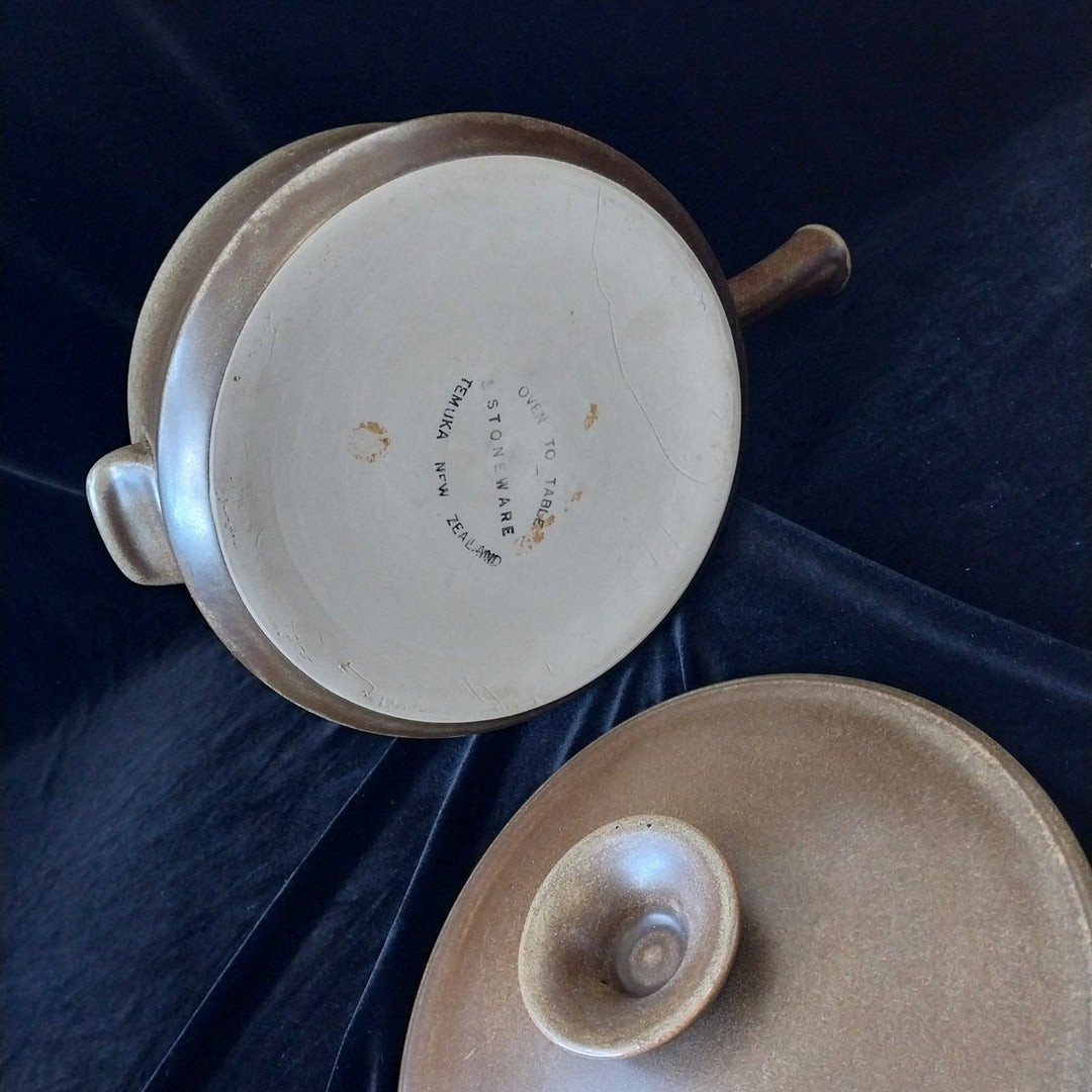 Temuka Stoneware New Zealand Casserole Large