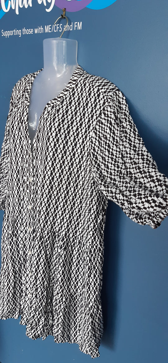 Black/white top/dress size 18