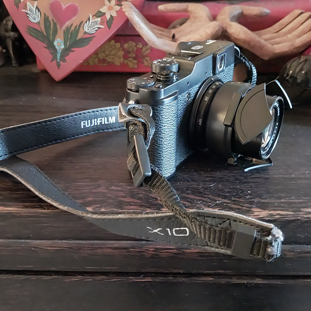 Fujifilm X10 Black Compact Digital Camera  Made In Japan