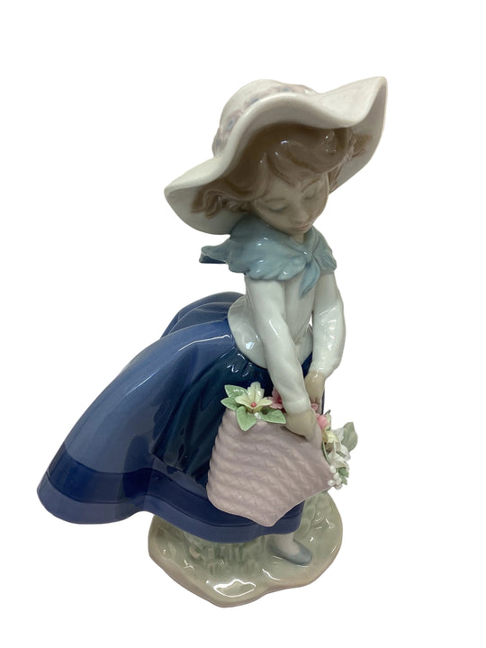 Lladró “Pretty Pickings” Figurine